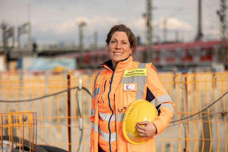 Betriebsseelsorgerin Jessica Tomkin auf der S-Bahn-Baustelle