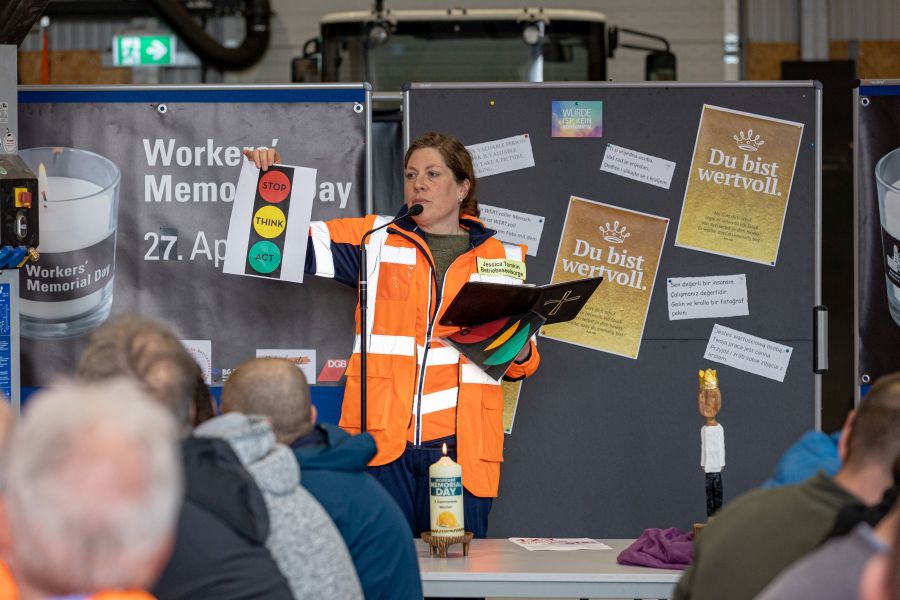 Betriebsseelsorgerin Jessica Tomkin am 27. April 2023 auf dem Workers Memorial Day auf der Baustelle an der Donnersberger Brücke in München