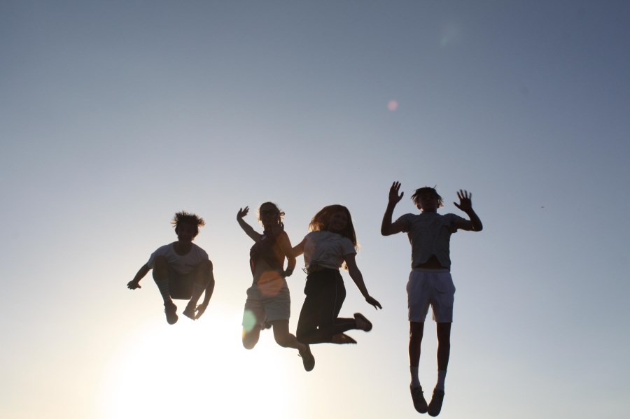 Jugendliche springen