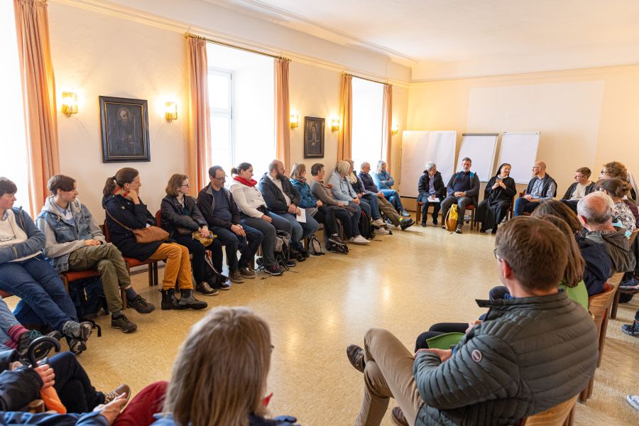 Austausch auf der Fraueninsel bei der Schiffswahlfahrt der Berufungspastoral am 29. April 2023 mit Pfarrer Klaus Hofstetter