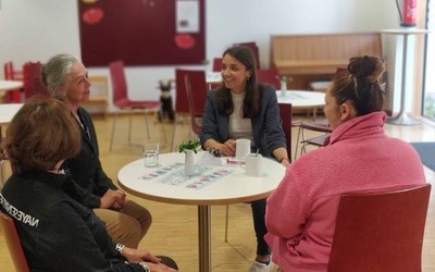 Frauen im wiedereröffneten Frauencafé am Münchener Hauptbahnhof
