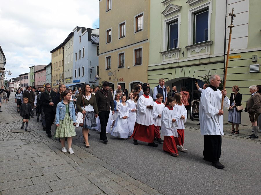 Auf dem Weg in die Pfarrkirche