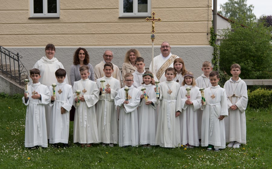 Gruppenbild der Erstkommunionkinder aus der Pfarrei St. Kastulus Vilsheim