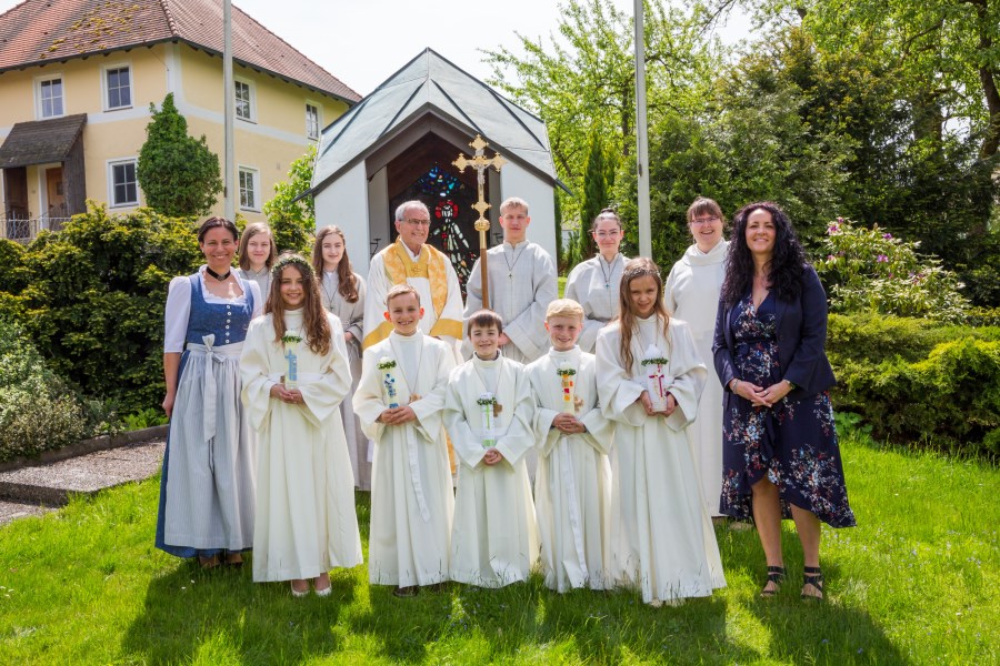 Gruppenbild der Erstkommunionkinder aus der Pfarrei Mariä Namen Gundihausen