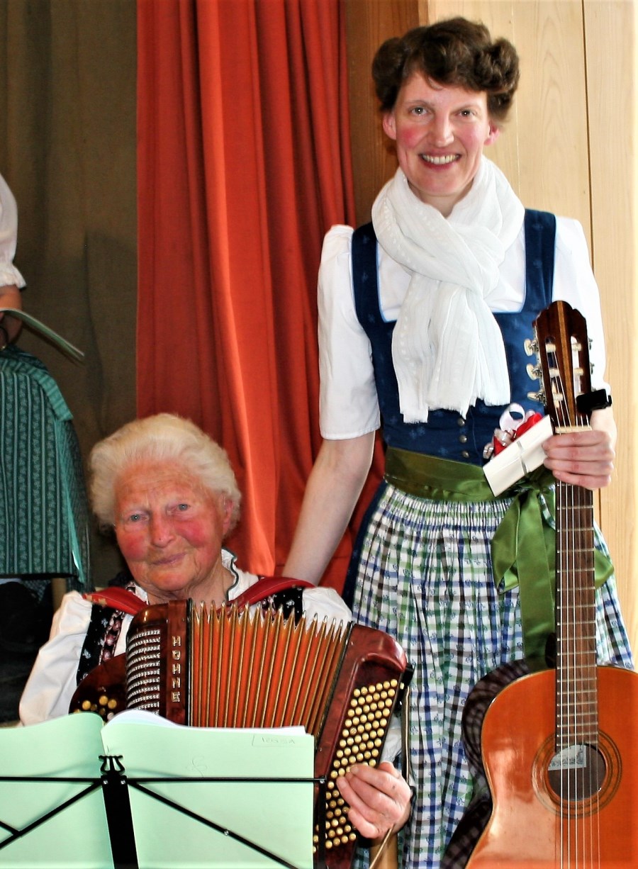 Chorleiterin: Cäcilia Sommer (stehend) leitet den Chor, Rosa Egger (sitzend) begleitete ihn auf der Ziach