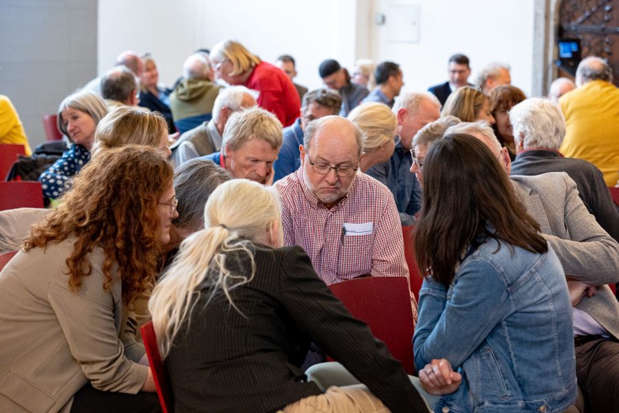 Entwicklung von Fragen in der Gruppe bei der Informationsveranstaltung zum Gesamtstrategieprozess in München