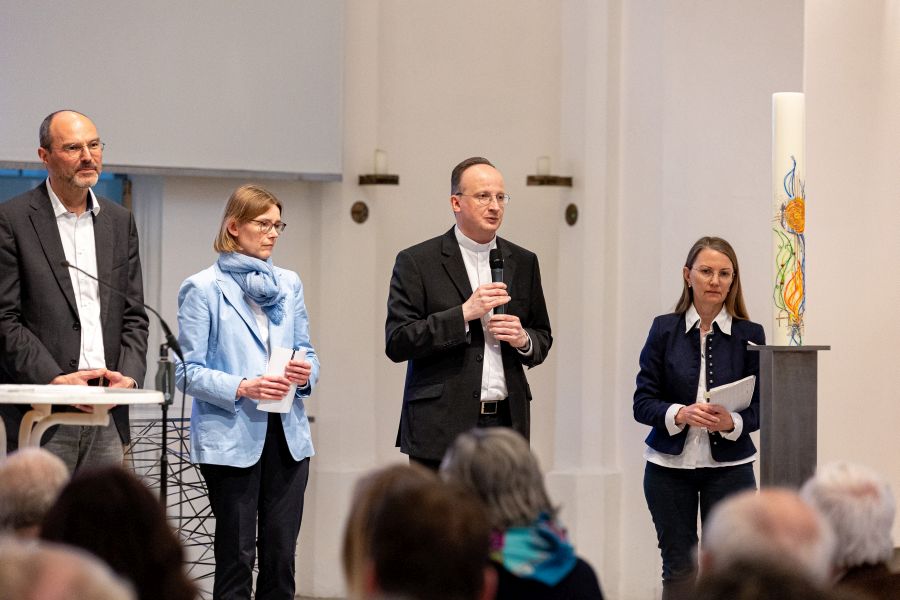 Das Podium bei der Informationsveranstaltung zum Gesamtstrategieprozess in München