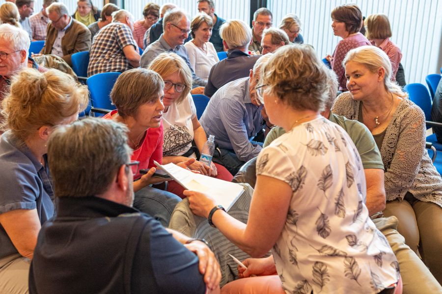 Angeregte Diskussionen während der Informationsveranstaltung zum Gesamtstrategieprozess in Rosenheim