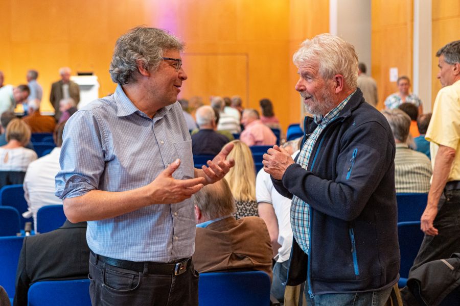Angeregte Gespräche während der Informationsveranstaltung zum Gesamtstrategieprozess in Rosenheim