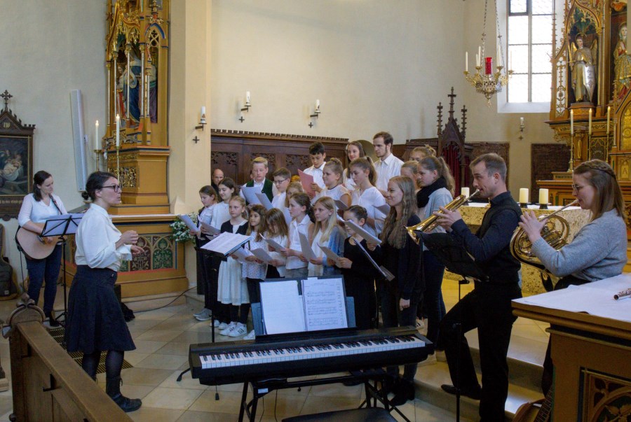 Jugendchor mit Bläsern unter Leitung von Irmi Haager bei "Berg" von Stephan Dettl