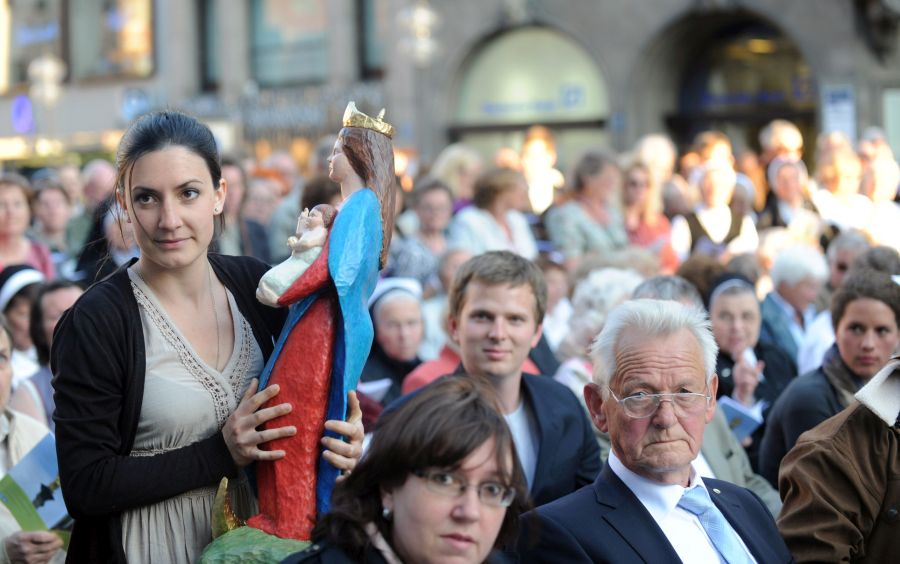 Die Siegerin des Kunstschnitz-Wettbewerbs trägt 2012 ihre ecuadorianische Interpretation der Patrona Bavariae auf dem Münchner Marienplatz nach vorne