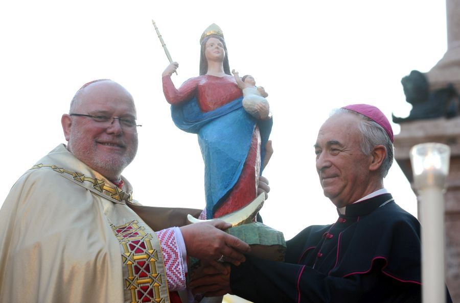Übergabe der Marienstatue von Kardinal Reinhard Marx an den an den Vorsitzenden der ecuadorianischen Bischofskonferenz im Jahr 2012