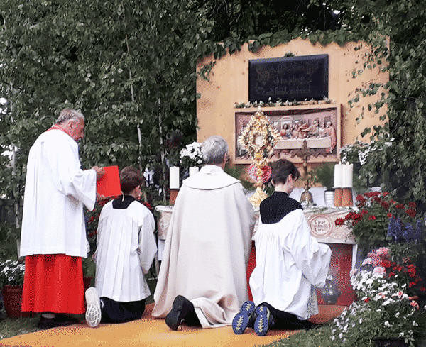 Am Altar beten