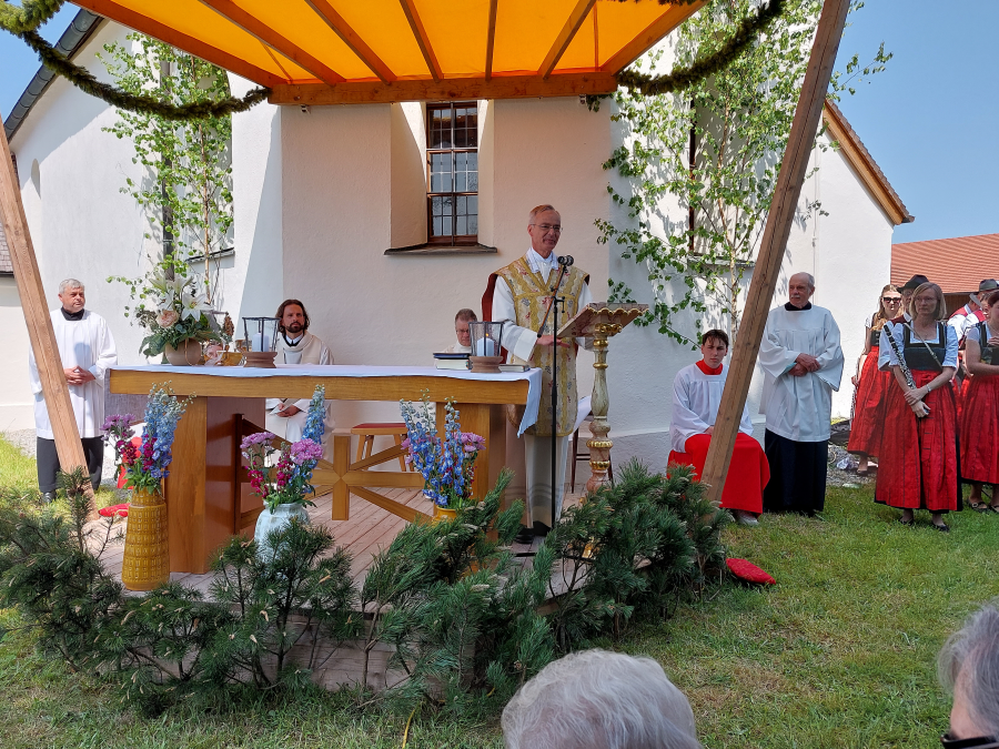 Pfarrer Martin Klein zelebrierte die Festmesse am Holzhauser Kircherl