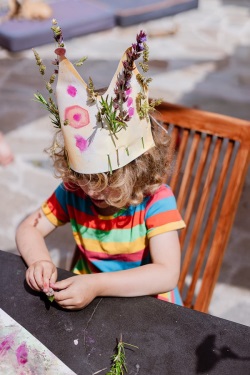 Kind bemalt Krone für die "Schatzzeit"
