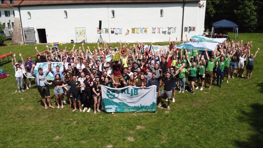 Gruppenbild der Katholischen Landjugendbewegung beim 50. Pfingsttreffen am Petersberg