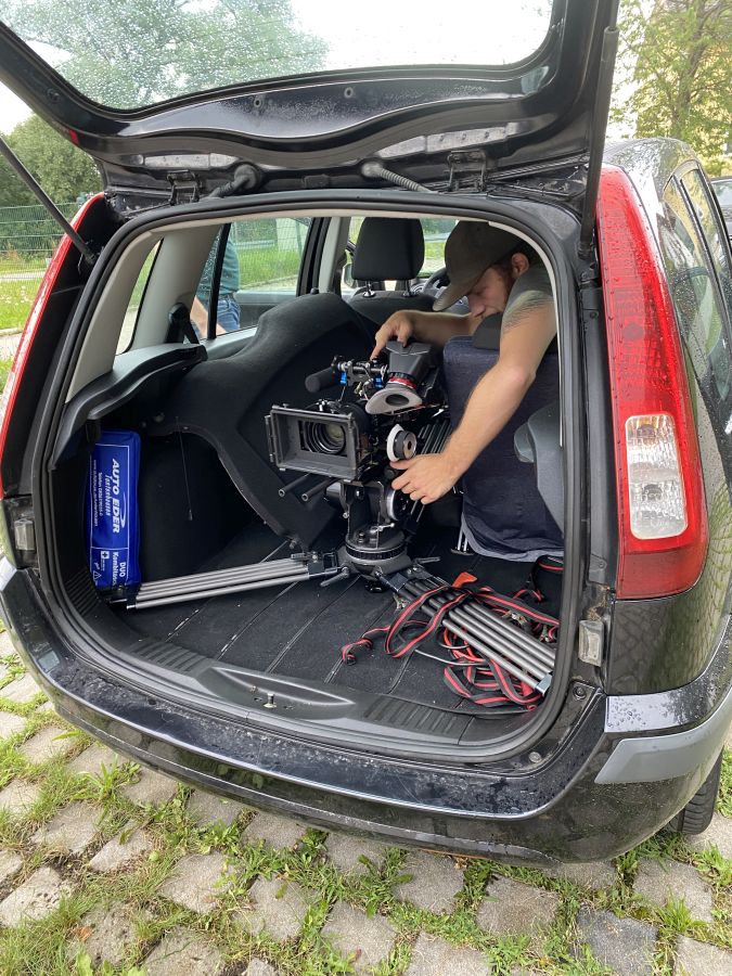 Kameraaufbau im Kofferraum eines Autos