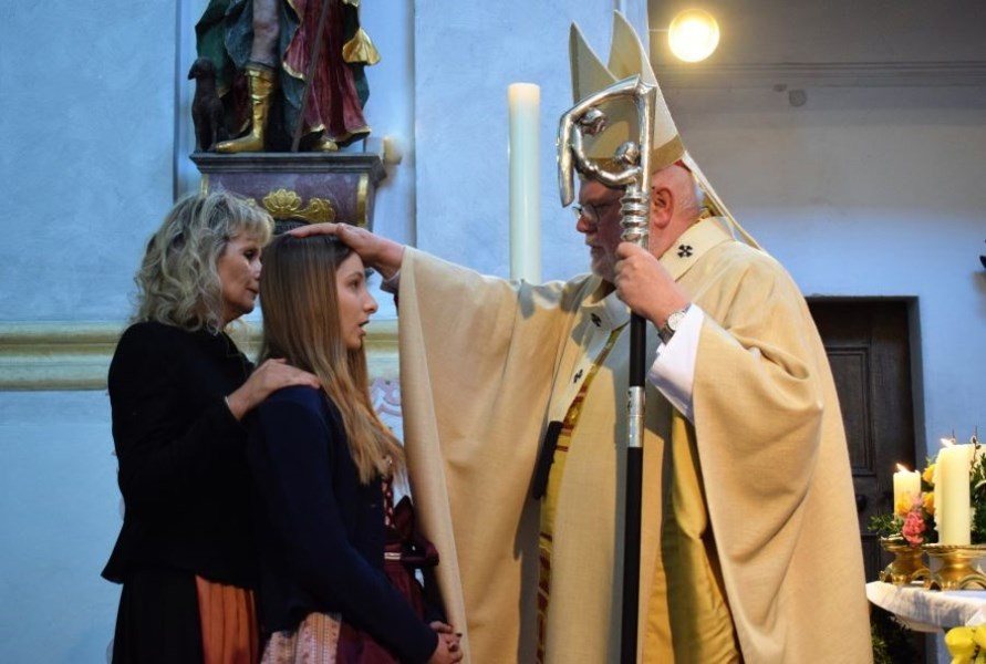 Kardinal Reinhard Marx firmt eine Gläubige
