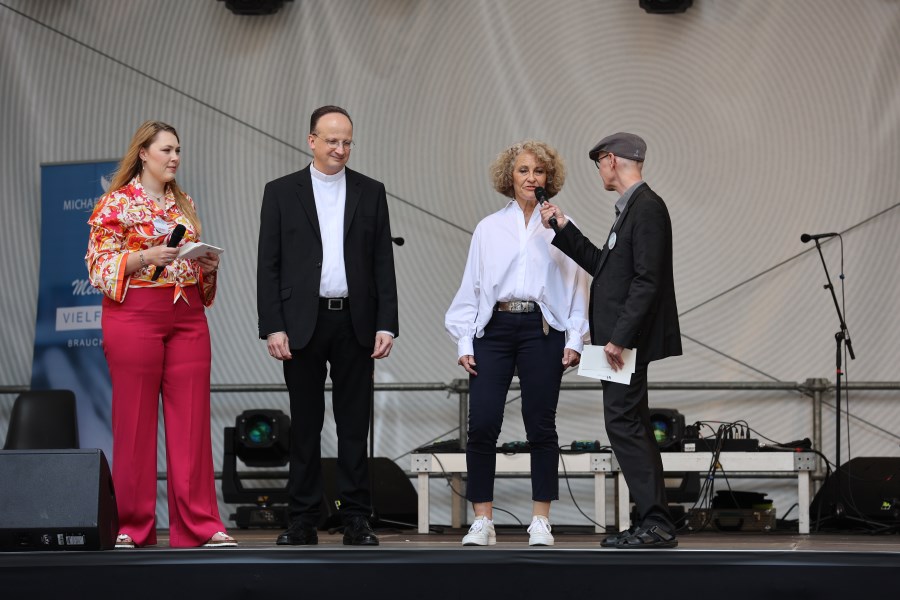 Hiltrud Schönheit und Christoph Klingan auf der Bühne des Bennofestes mit den Moderator:innen Pauline Erdmann und Alois Bierl