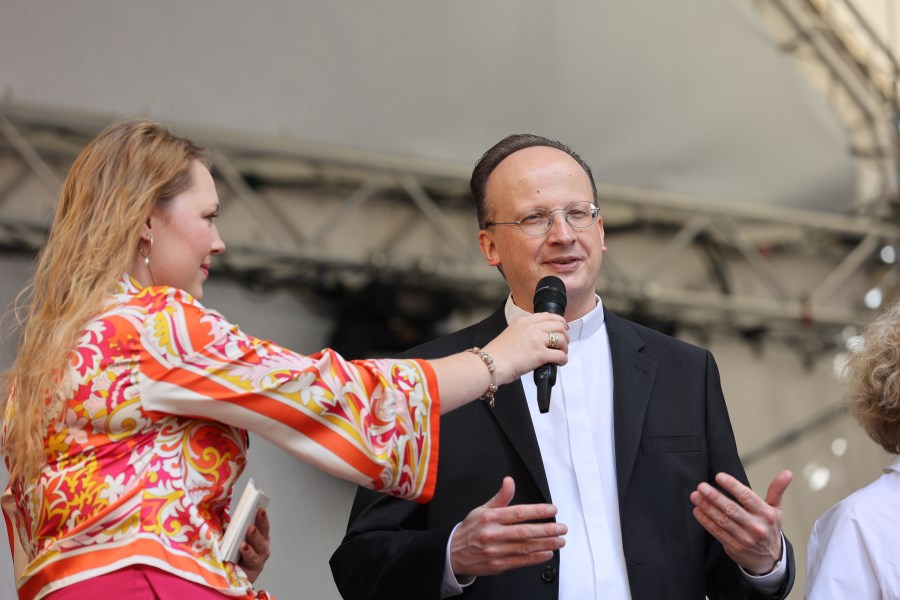 Pauline Erdmann interviewt Generalvikar Christoph Klingan