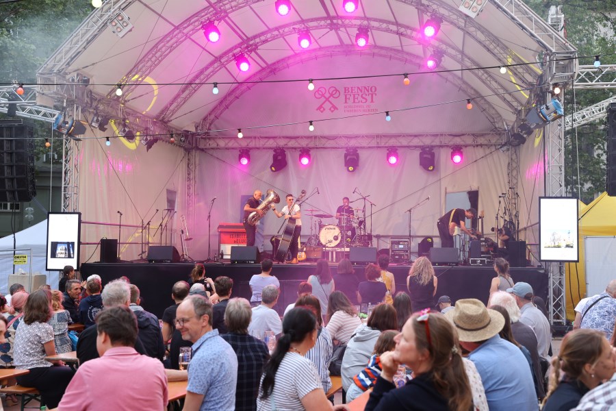 Konzert von Fenzl und Bäänd auf der Bühne des Bennofestes