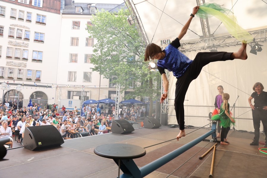 Balanceakt eines Jungen auf dem Seil auf der Bühne des Bennofestes
