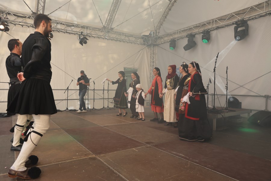 Ukrainische Tanzgruppe auf der Bühne des Bennofestes