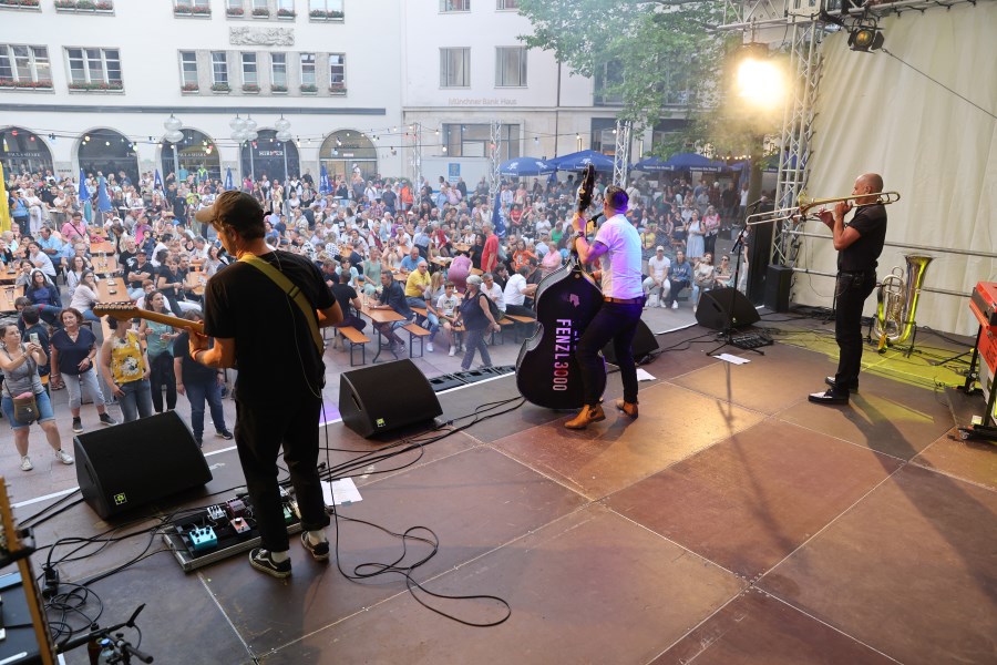 Konzert von Fenzl und Bäänd auf der Bühne des Bennofestes