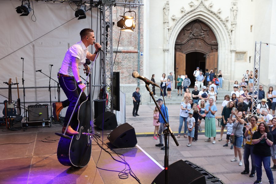 Konzert von Fenzl und Bäänd auf der Bühne des Bennofests