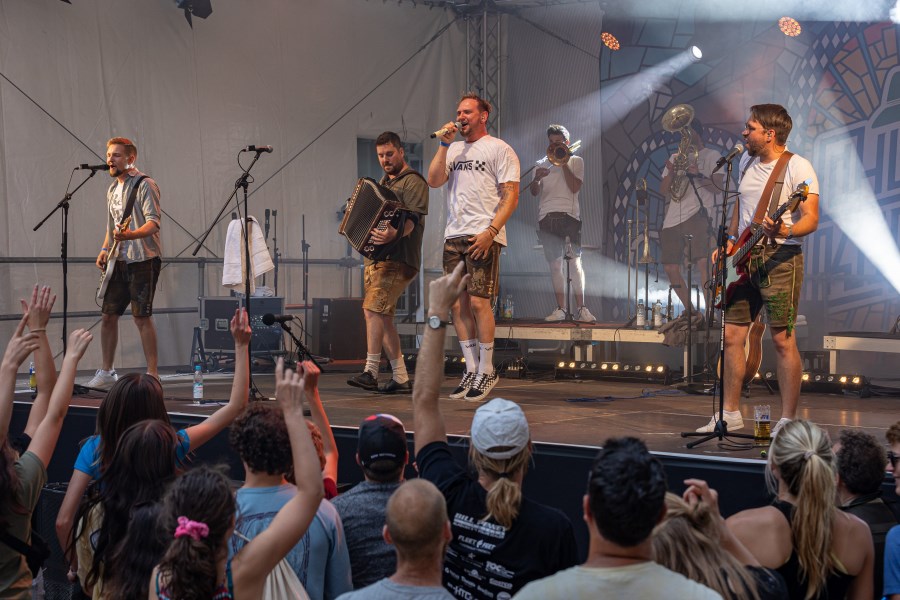 Band D'Hundskrippln auf der Bühne des Bennofests