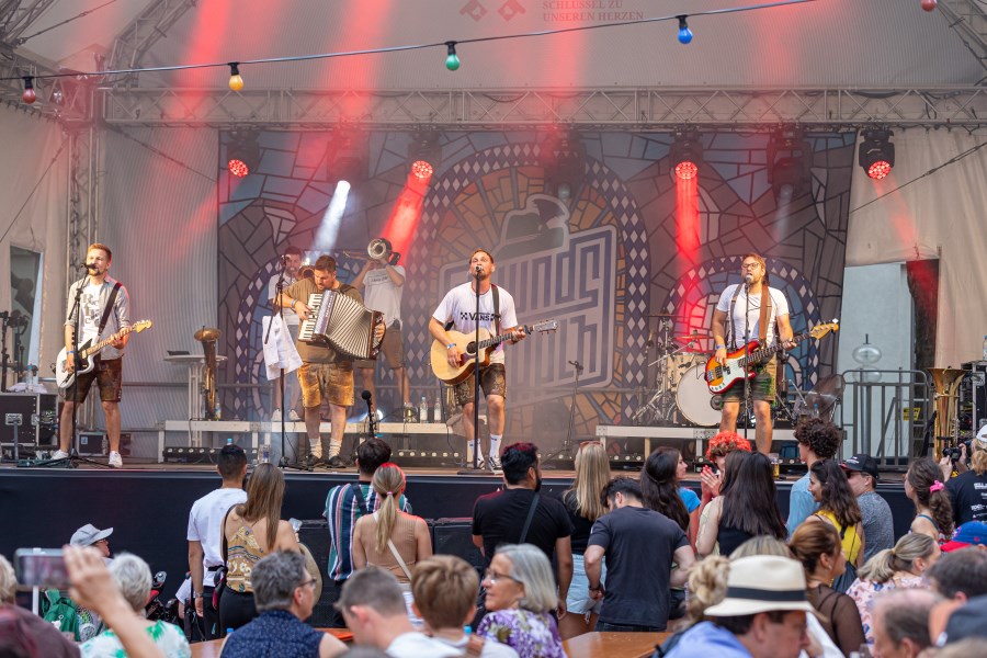 Band D'Hundskrippln auf der Bühne des Bennofests