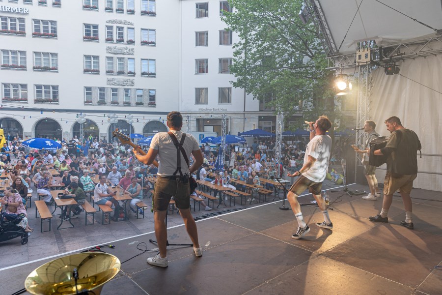 Band D'Hundskrippln auf der Bühne des Bennofests