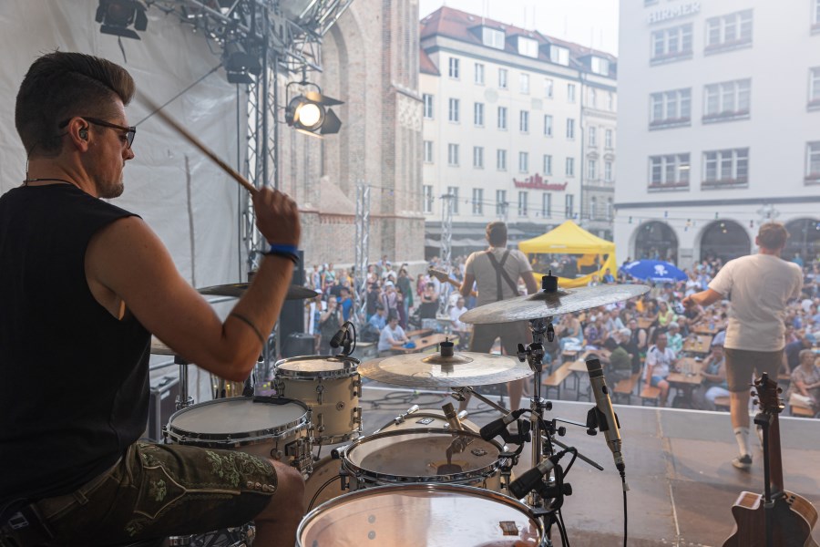 Band D'Hundskrippln auf der Bühne des Bennofests