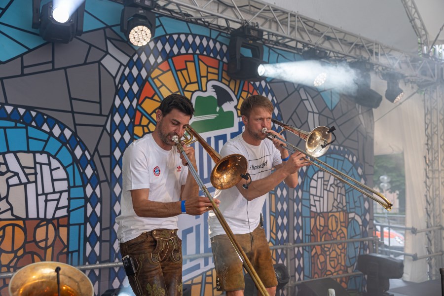 Band D'Hundskrippln auf der Bühne des Bennofests