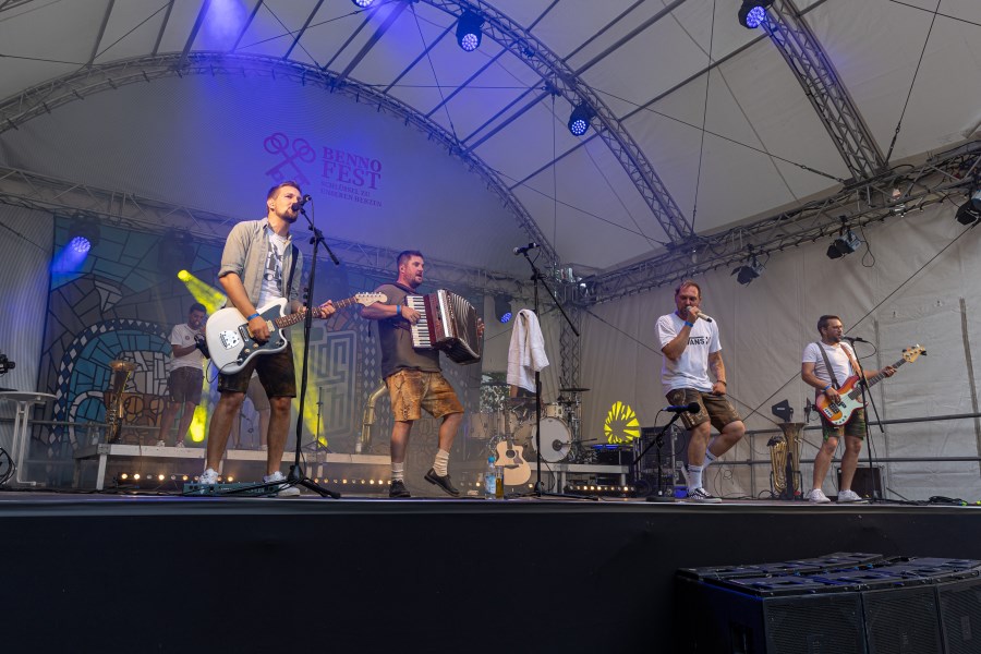 Band D'Hundskrippln auf der Bühne des Bennofests