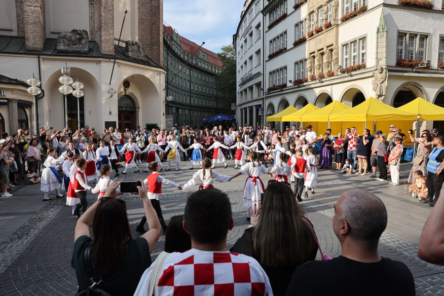 Kreistanz in der Fußgängerzone beim Bennofest