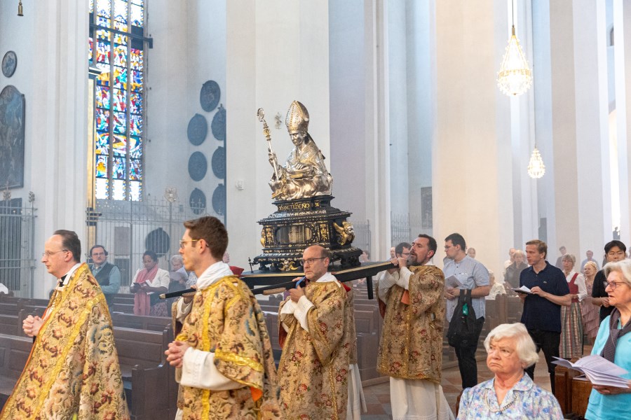 Statue des Heiligen Benno wird während der Vesper getragen
