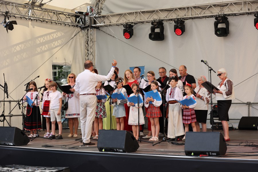 Chor auf der Bühne des Bennofests