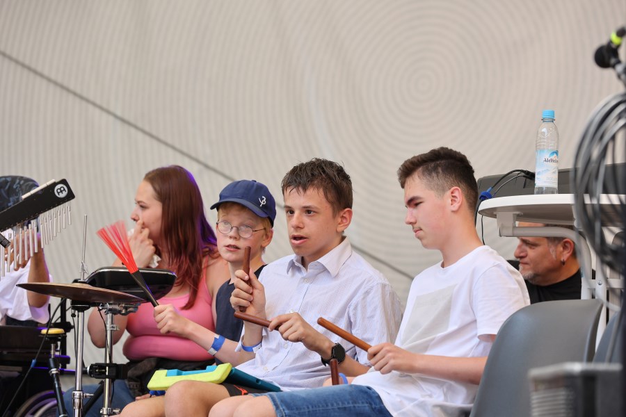 Musikgruppe auf der Bühne des Bennofests