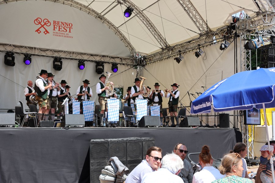 Blaskapelle auf der Bühne des Bennofests