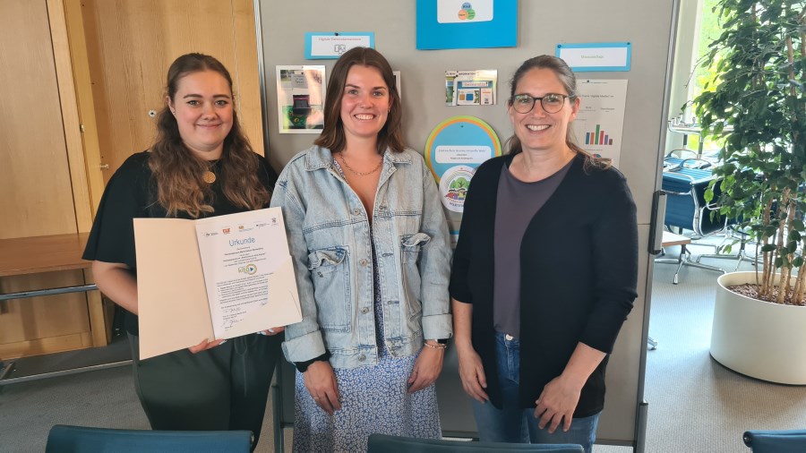 Drei Mitarbeiterinnen des Pfarrkinderhauses mit der Urkunde zur Teilnahme vom Projekt Kita digital