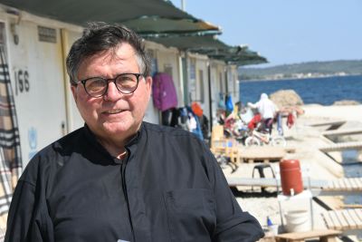 Monsignore Rainer Boeck im Flüchtlingslager auf Lesbos