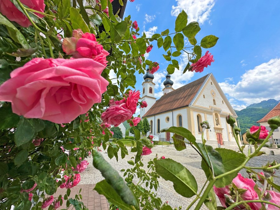 Kirche mit Rosen