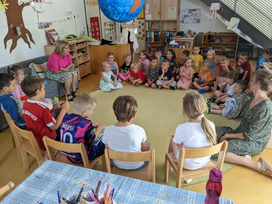 Schulkinder besuchen Kindergarten zum Vorlesen