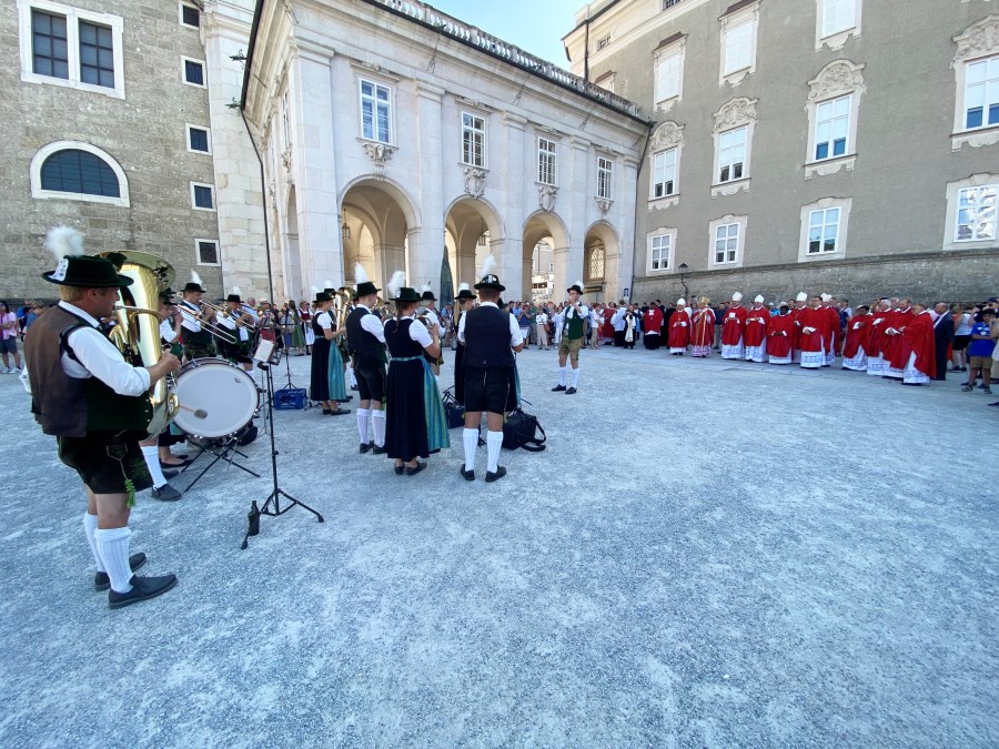 Ständchen für die neuen Priester