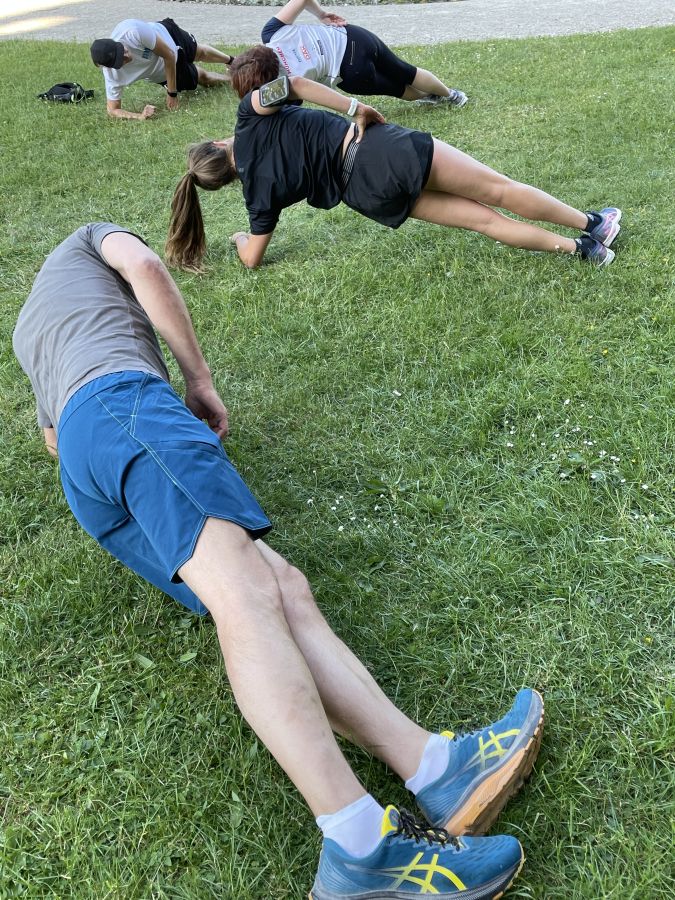 Krafttraining der Laufgruppe des Erzbischöflichen Ordinariats München im Hofgarten vor der Residenz