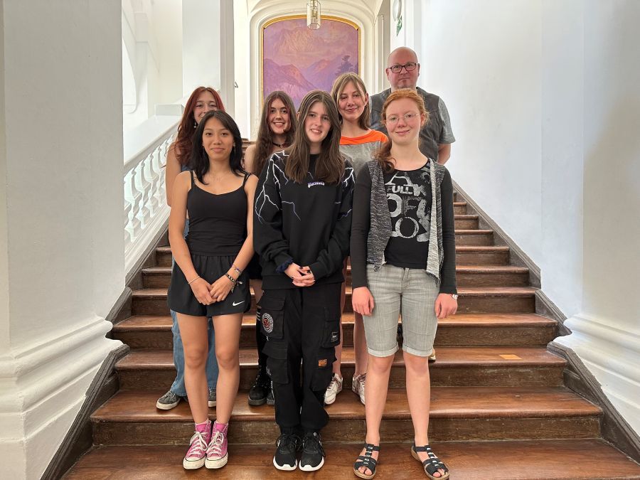 Leiter Christian Martino mit Schülerinnen des St. Ursula Gymnasiums in Lenggries, die sich bei „Mädchen für Migranten“ engagieren