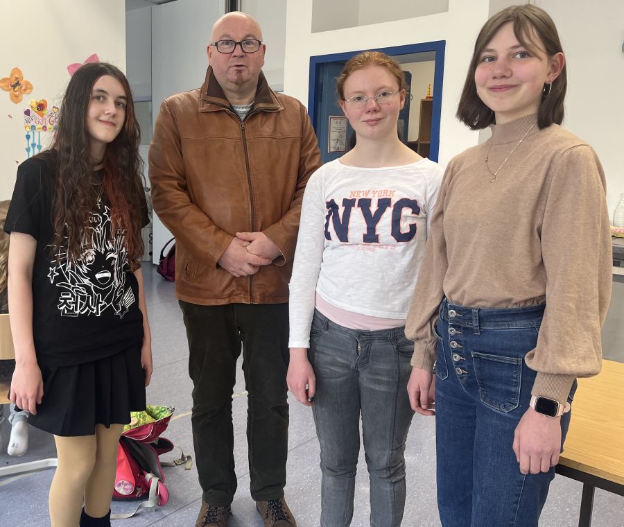Kalida Schick, Projektleiter Christian Martino, Felizitas Zens und Sophie Eß vom Projekt "Mädchen für Migranten" des Erzbischöflichen St. Ursula-Gymnasiums in Lenggries