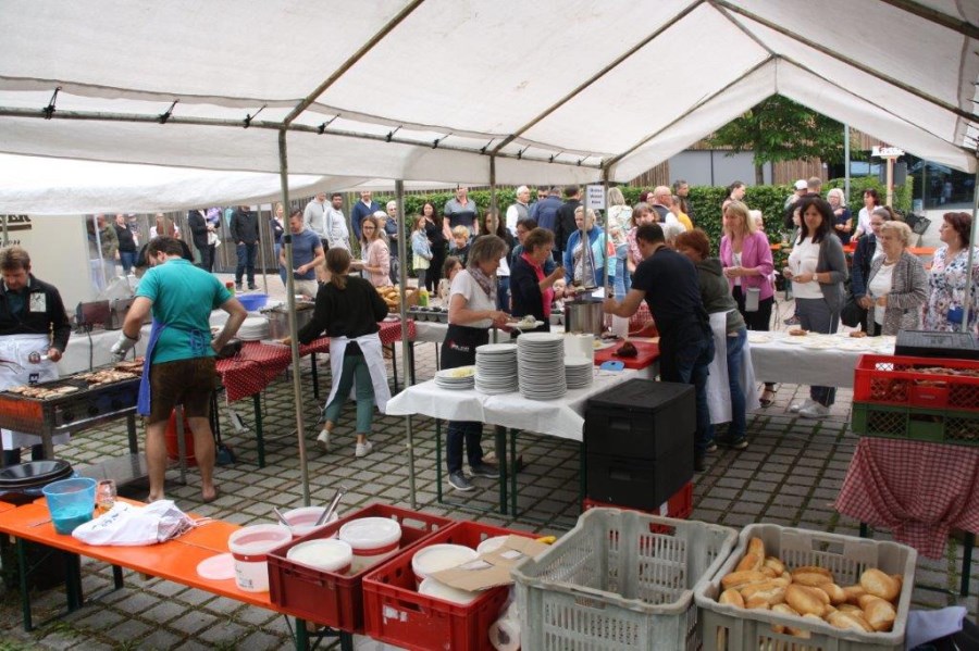 Für das leibliche Wohl sorgte der Pfarrgemeinderat und viele Helfer mit Steckerfisch, Braten, Würstl mit Kraut, Pommes, Käse und Brezen, gekühlten Getränken, Kaffee und Kuchen.