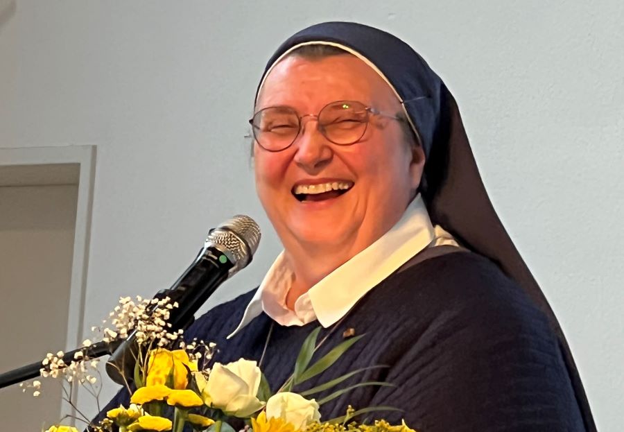 Sr. Teresa lacht
